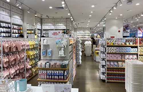 精品店陳列架上的商品布局需要變換嗎