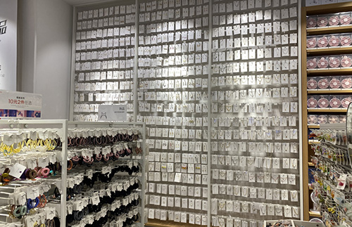 韶關精品飾品店開店時要注意哪些問題_[大唐展示貨架]