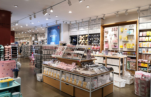 經(jīng)營精品店貨架要如何做促銷活動_大唐展示貨架廠